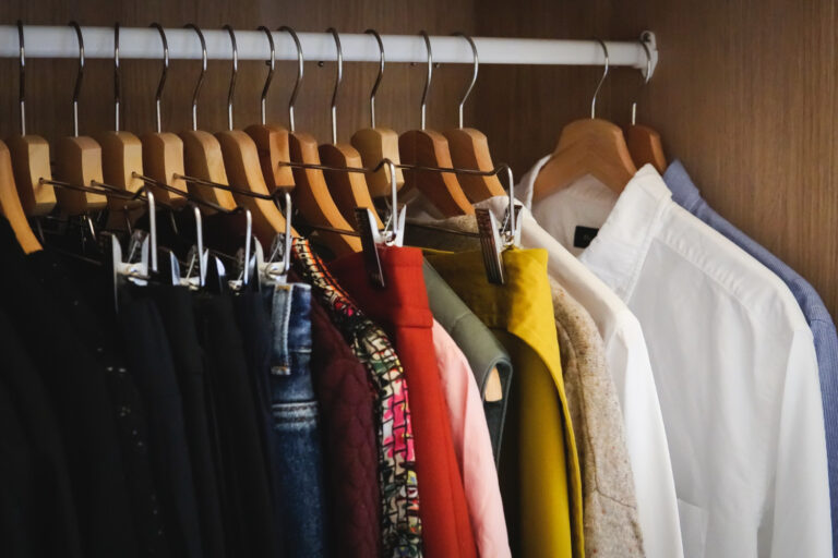 How to Match Colors in an Outfit Like a Stylist